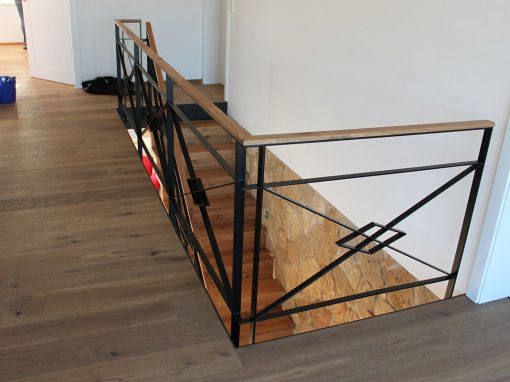 Escalier chêne sauvage à Steinbach: chêne sauvage, garde-corps barreaudage soudé, marche contremarches