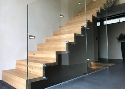 Escalier en chêne à Gundolsheim: escalier design marche contremarches avec garde-corps full verre sans poteaux