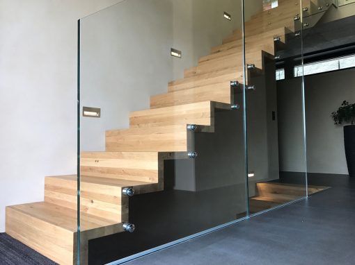 Escalier en chêne à Gundolsheim: escalier design marche contremarches avec garde-corps full verre sans poteaux