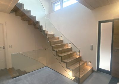 Escalier design à Schirrhein: marche-contremarches, et verre plein toute hauteur