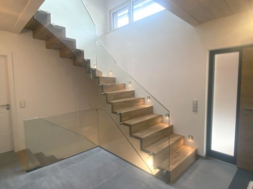 Escalier design à Schirrhein: marche-contremarches, et verre plein toute hauteur