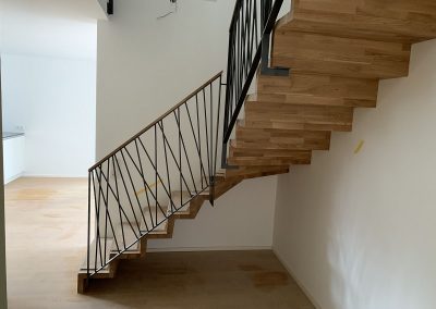 Escalier moderne Strasbourg: escalier marche contremarches en bois avec garde-corps en acier plat soudé, barraudage aléatoire type ferronnerie