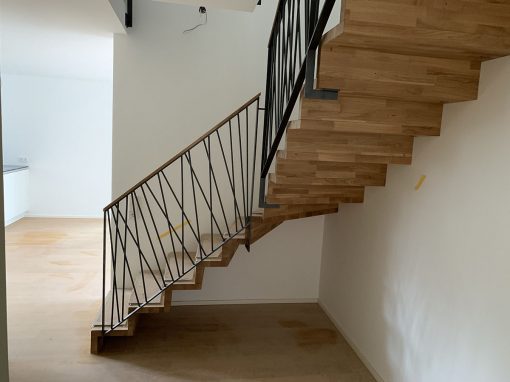 Escalier moderne Strasbourg: escalier marche contremarches en bois avec garde-corps en acier plat soudé, barraudage aléatoire type ferronnerie