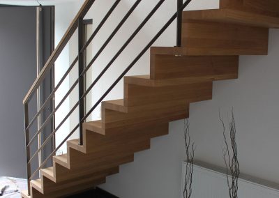 Escalier design à Wettolsheim: escalier plissé (piano) en chêne avec garde-corps en acie rplat et finition main courante bois