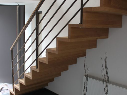 Escalier design à Wettolsheim: escalier plissé (piano) en chêne avec garde-corps en acie rplat et finition main courante bois