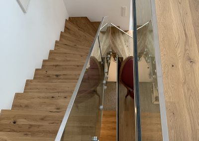 Escalier moderne à Sainte-Marie-aux-Mines: trois escaliers marche et contremarches chêne fumé avec leur garde-corps full verre