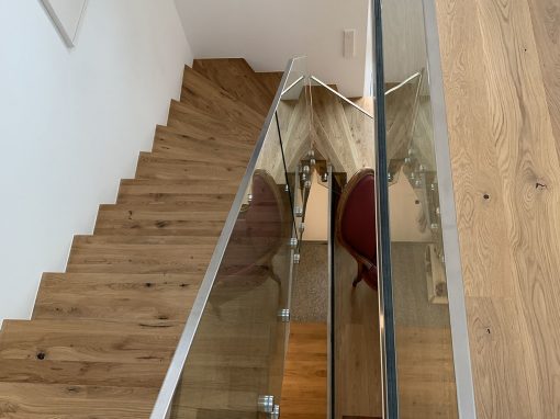 Escalier moderne à Sainte-Marie-aux-Mines: trois escaliers marche et contremarches chêne fumé avec leur garde-corps full verre