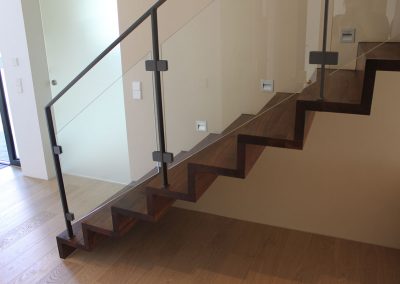 Escalier design à Gambsheim: escalier autoporteur marche contre marche en chêne teinté avec garde-corps en acier plat et remplissage verre