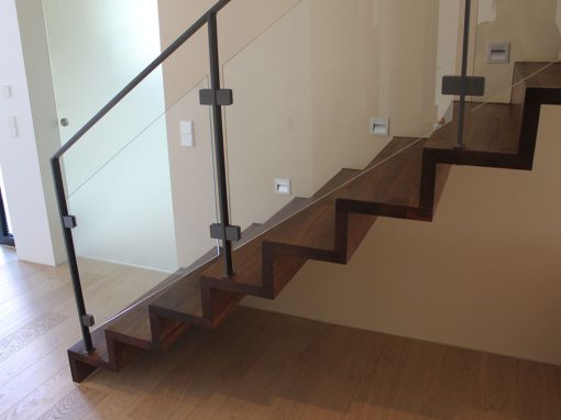 Escalier design à Gambsheim: escalier autoporteur marche contre marche en chêne teinté avec garde-corps en acier plat et remplissage verre