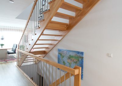 Escalier design à Schirmeck: double escalier en bois avec limons crémaillères sous les marches et garde-corps bois avec ballustres inox