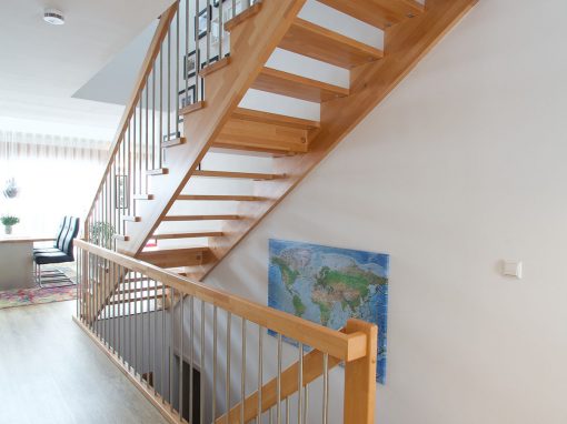 Escalier design à Schirmeck: double escalier en bois avec limons crémaillères sous les marches et garde-corps bois avec ballustres inox