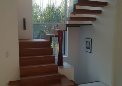 Escalier moderne Illzach: création d&rsquo;un escalier mixte autoporteur et marche contremarche avec marche pallière au départ de l&rsquo;escalier
