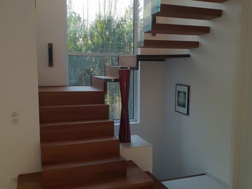 Escalier moderne Illzach: création d&rsquo;un escalier mixte autoporteur et marche contremarche avec marche pallière au départ de l&rsquo;escalier
