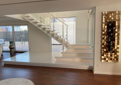 Escalier design Soultzmatt: limon cremaillère sous les marches et marches laquées en blanc