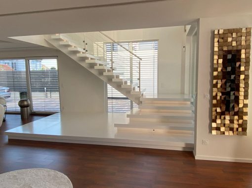 Escalier design Soultzmatt: limon cremaillère sous les marches et marches laquées en blanc