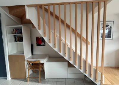Réalisation à Hégenheim : escalier en bois avec claustra design et espace bureau intégré