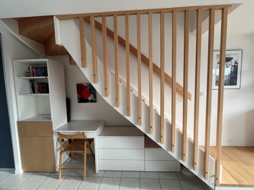 Réalisation à Hégenheim : escalier en bois avec claustra design et espace bureau intégré